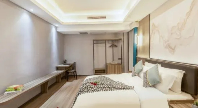 Двухместный семейный люкс с балконом Tianzhu Holiday Hotel (Guangzhou North Railway Station Huadu Square)