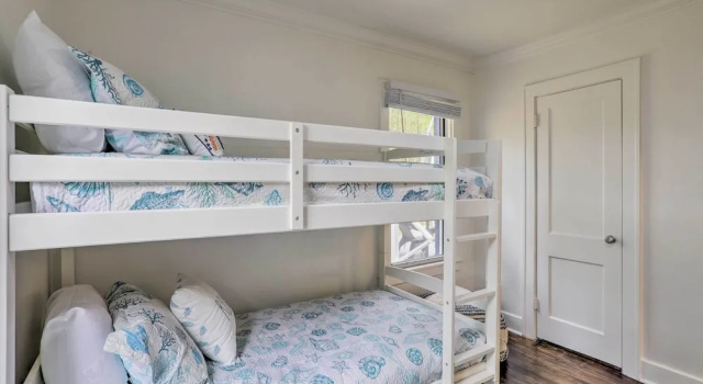 Коттедж с 3 комнатами St Petersburg Escape w/ Fenced Yard + Games!
