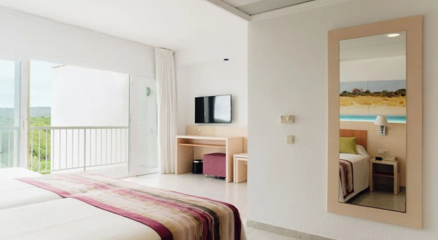 Трёхместный номер Standard с балконом BLUESEA Coral Beach