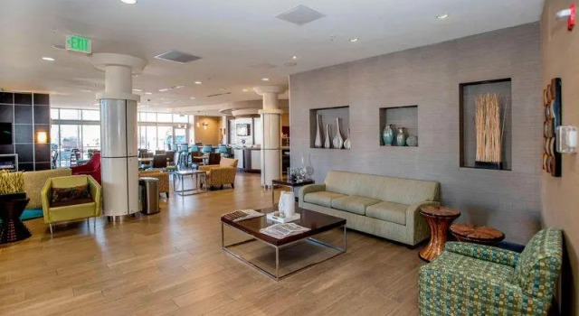Кровать в общем номере SpringHill Suites Pueblo Downtown