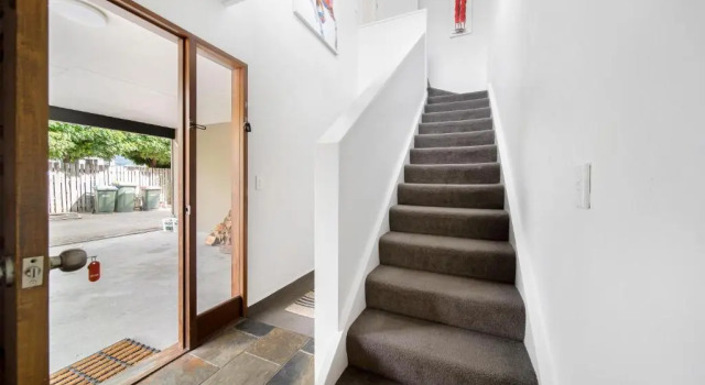 Kiwi style home! Views of lake. Large outdoor area, Buchen Sie Hotel Queenstown Lake Wakatipu