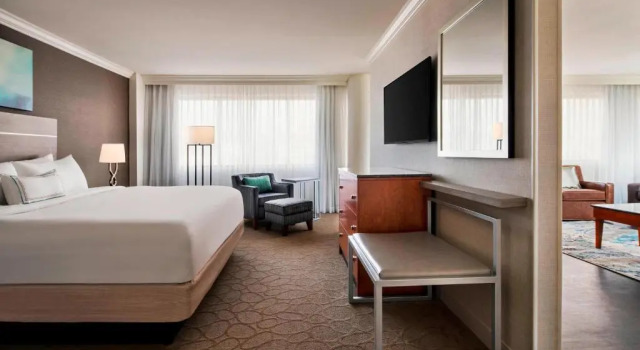 Двухместный полулюкс с видом на реку Delta Hotels by Marriott Richmond Downtown
