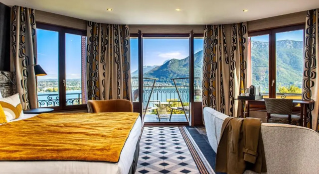 Номер Privilege Les Trésoms Lake and Spa Resort