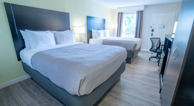Четырёхместный номер Standard Quality Inn Palm Beach International Airport