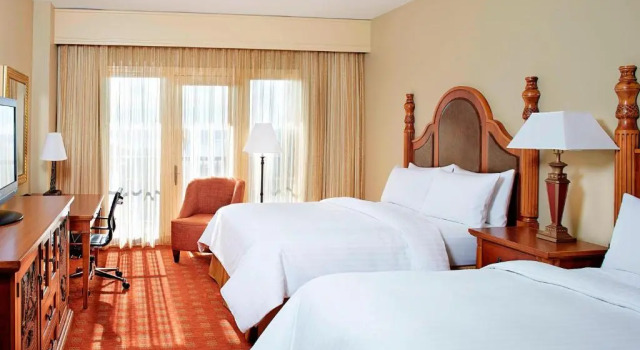 Четырёхместный номер Standard с видом на реку Renaissance Shoals Resort & Spa