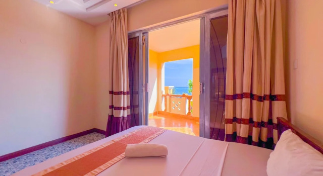 Люкс Luxury с балконом Royal Beachfront Apartments