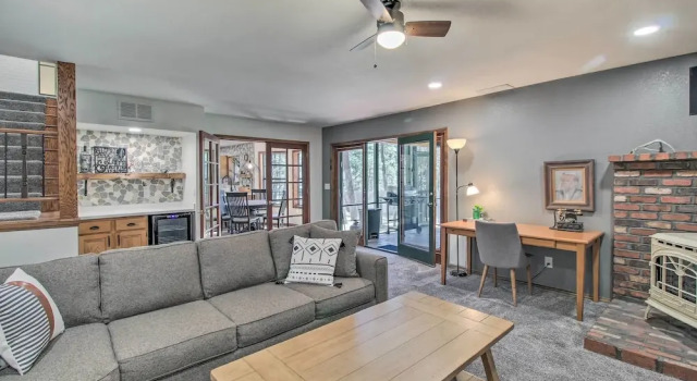 Screened Porch, Fenced Yard: Lakeside Retreat!