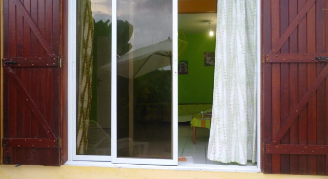 Studio in Marigot, With Wonderful sea View, Enclosed Garden and Wifi, Rezerwuj Apartament Hotele w Basse-Terre z parkingiem, Parking
