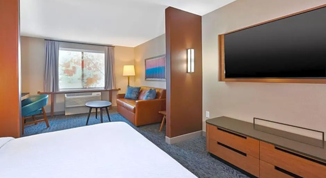 Четырёхместный люкс Fairfield Inn & Suites by Marriott Kalamazoo