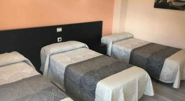 Трёхместный номер Standard Hotel Azcona