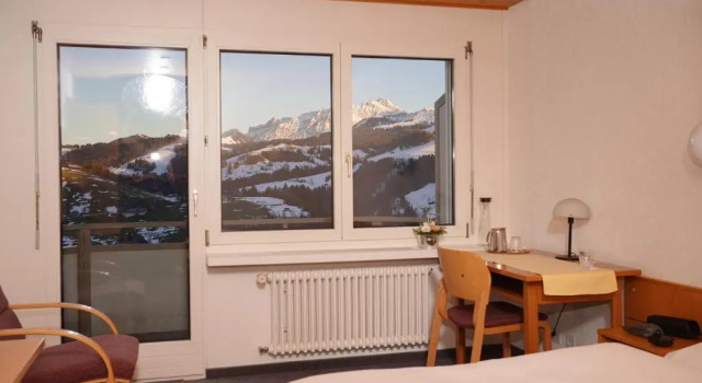 Hotel Swiss Views, Rezerwuj Hotel Hotele w Neckertal z parkingiem, Parking