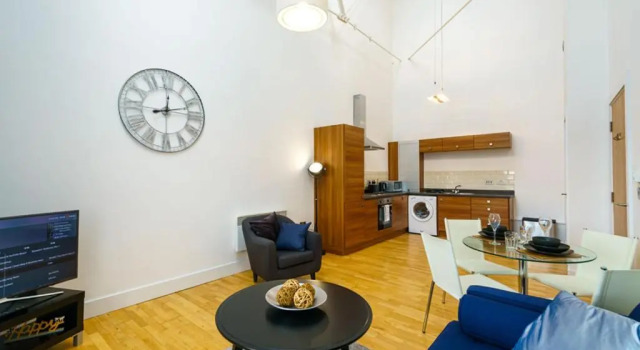 K Suites - Barton Court, Book Hotel Warrington 