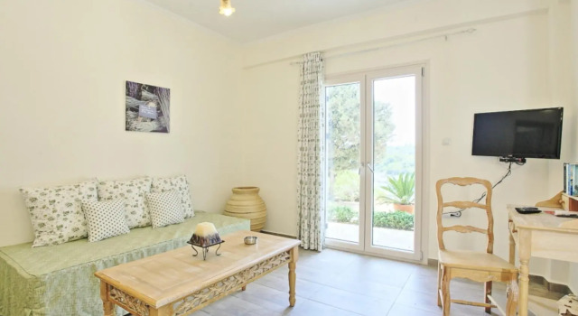Dolphin House by the sea, Book Hotel Hotels in Paxoi with a Pool, Swimming Pool