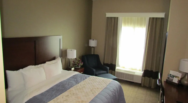 Двухместный люкс Heartland Inn and Suites