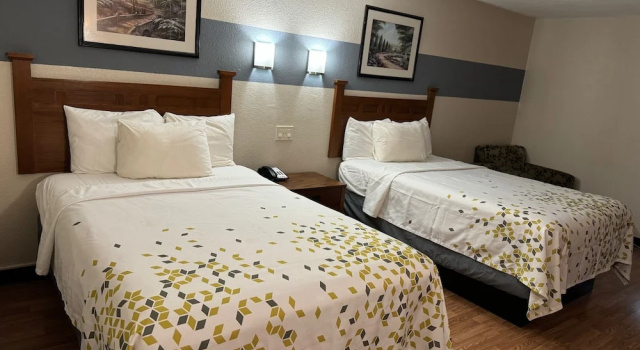 Четырёхместный номер Standard с балконом Americas Best Value Inn Marshall