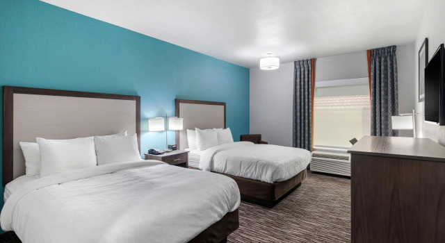Четырёхместный номер Standard Clarion Inn & Suites DFW North