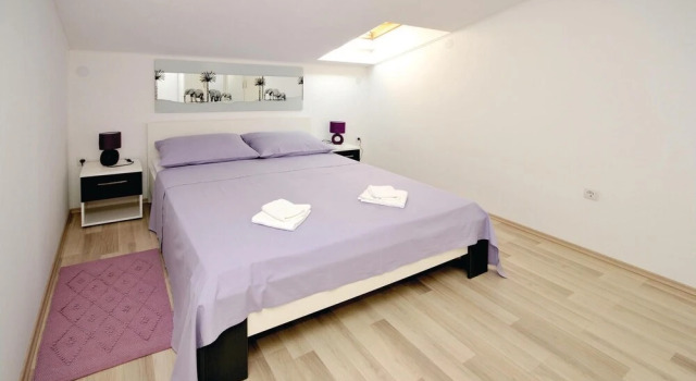 Awesome Home in Kastel Kambelovac With Wifi and 2 Bedrooms, Rezerwuj Apartament Hotele w Split-Dalmatia County z parkingiem, Parking