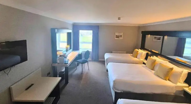 Четырёхместный семейный номер Standard c 1 комнатой Flannerys Hotel