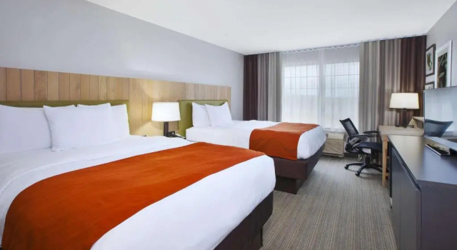 Четырёхместный номер Standard Country Inn & Suites by Radisson, Big Rapids, MI