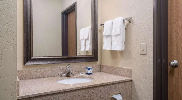 Люкс AmericInn by Wyndham Fargo West Acres