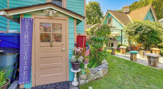 Walkable Poughkeepsie Apartment w/ Shared Yard!, Buchen Sie Ferienwohnung  