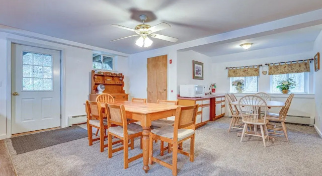 Spacious Ludlow Hideaway < 1 Mi to Okemo Mountain!, Забронировать Дом для отпуска Отели Ладлоу с парковкой, рядом с Sachem Ski Lift, Парковка