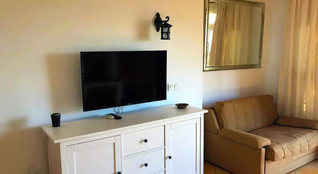 Dona Lola Micaela - fully equiped 1 bedroom ground floor beach front apartment with direct access to the beach of Calahonda CS155