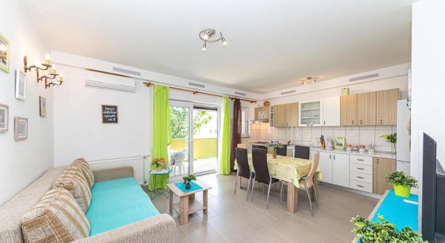 Awesome Apartment in Trogir With 2 Bedrooms and Wifi, Varaa Huoneisto Hotellit Split-Dalmatia pysäköinnillä, Pysäköinti