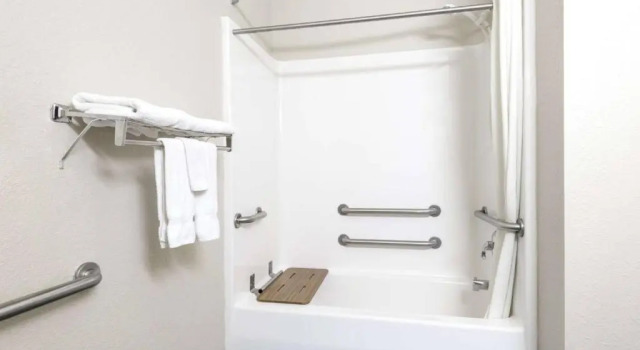 Четырёхместный номер Standard Super 8 by Wyndham Ottawa