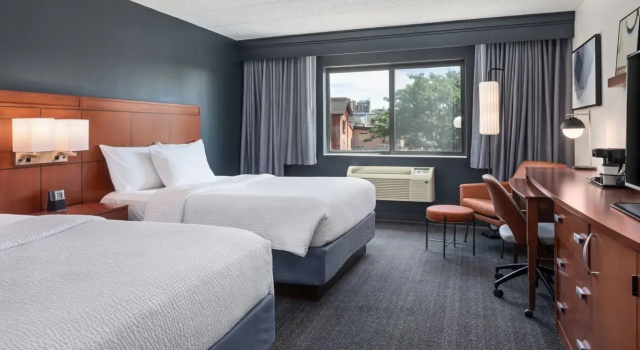 Четырёхместный номер Standard Courtyard La Crosse Downtown/Mississippi Riverfront