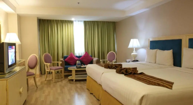 Студия Executive Deluxe Crown Regency Hotel & Towers