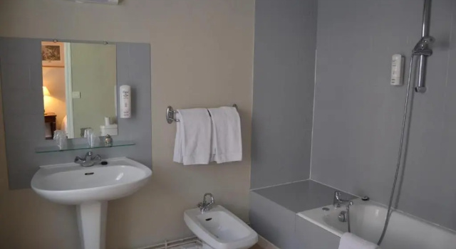 Трёхместный номер Standard Brit Hotel Comtes De Champagne - Troyes Centre Historique