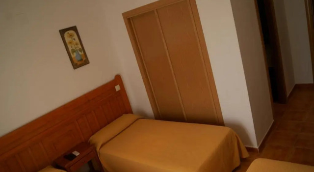 Трёхместный номер Standard с балконом Hostal Restaurante Bustos