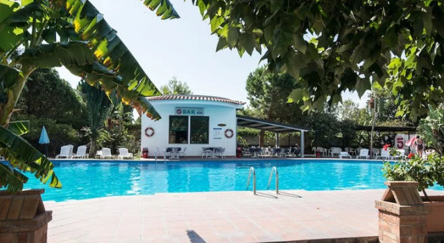 Кровать в общем номере Villaggio Alkantara