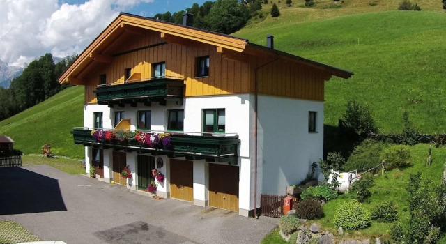Коттедж с балконом Chalet in Maria Alm Near Ski Slopes