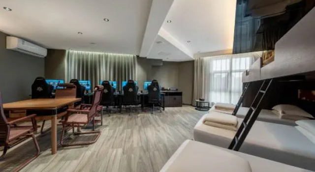 Кровать в общем номере Yuhao Hotel