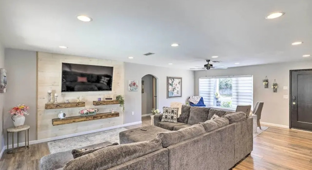 Коттедж Lavish Holiday Home w/ Lanai & Heated Outdoor Pool