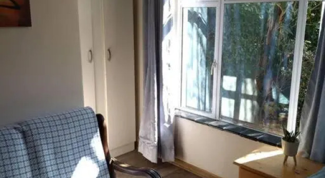Cosy and sunny 1 bedroom place, Boek Hotel Sandton 