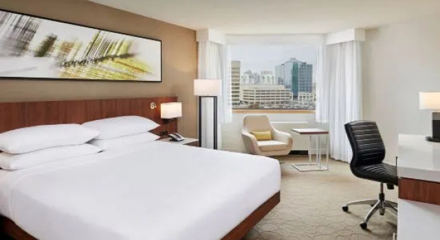 Полулюкс Delta Hotels by Marriott Toronto Mississauga