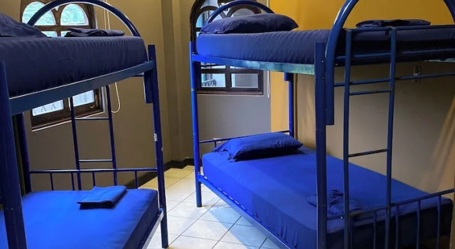 Postel ve společném pokoji pro ženy Alajuela Backpackers