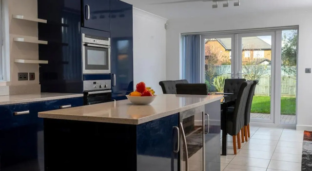 4 Luxurious Executive Villa, Book Villa Sommerhuse i Sheerness, Hytte