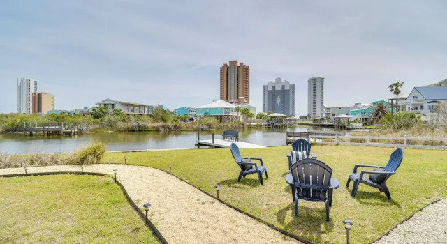 Апартаменты 2 Blocks to Beach: Gulf Shores Getaway w/ Dock!
