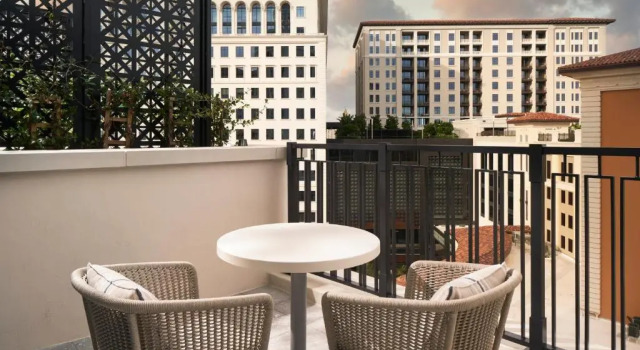 Четырёхместный номер Deluxe с балконом Loews Coral Gables Hotel
