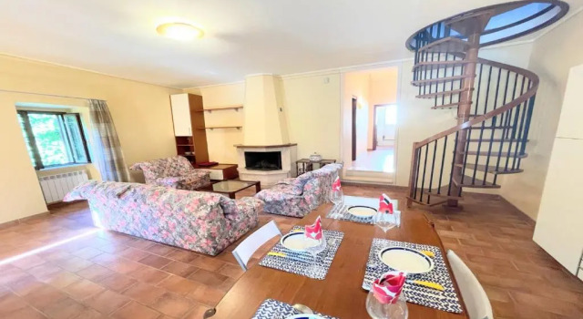 Spoleto Storico Spacious City House - car Unnecessary - Wifi - Sleeps 10, Varaa Hotelli Spoleto Umbria