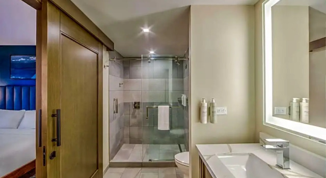 Двухместный люкс Hearing Accessible с 2 комнатами Embassy Suites By Hilton Virginia Beach Oceanfront Resort