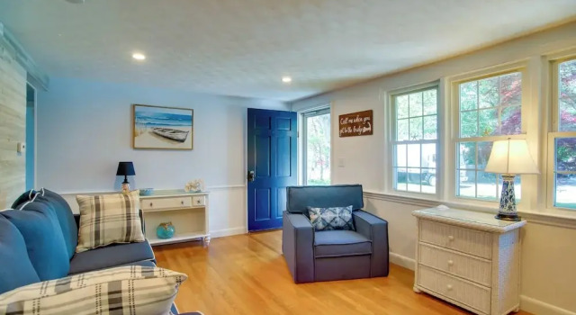 Cape Cod Bungalow w/ Patio < 1 Mi to Beaches!, Забронировать Дом для отпуска Ярмут Полуостров Кейп-Код