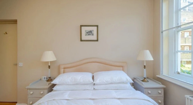 Lovely 2BR Home in Battersea W/parking, 3 Guests!