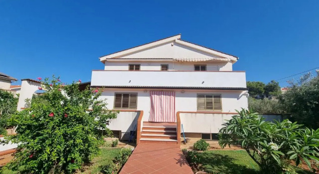 Апартаменты Villa Flora - with sea view, 2 minutes walk to beach