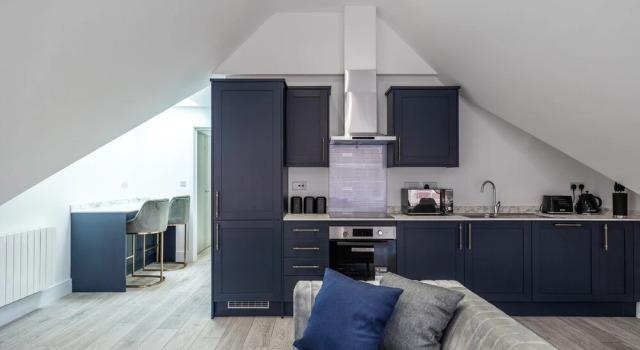 Lovely 1-bed Apartment in Camberley, Забронировать Апартаменты/квартира Отели High Weald с парковкой, Парковка