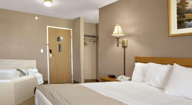 Двухместный люкс Jacksonville Inn & Suites